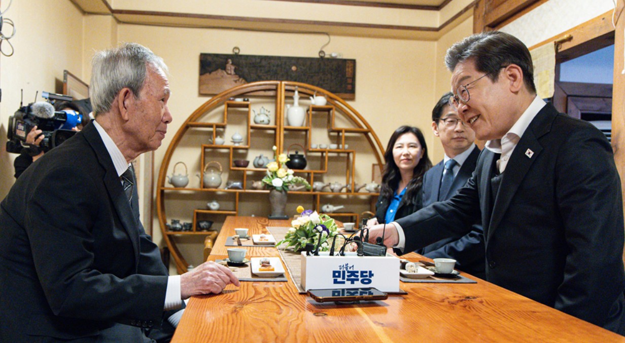 민심을 청취하는 '경청 투어'에 나선 이재명 더불어민주당 대선후보가 10일 경남 진주시 한 찻집에서 김장하 전 남성문화재단 이사장과 차담을 하고 있다. (공동취재) 2025.05.10./뉴시