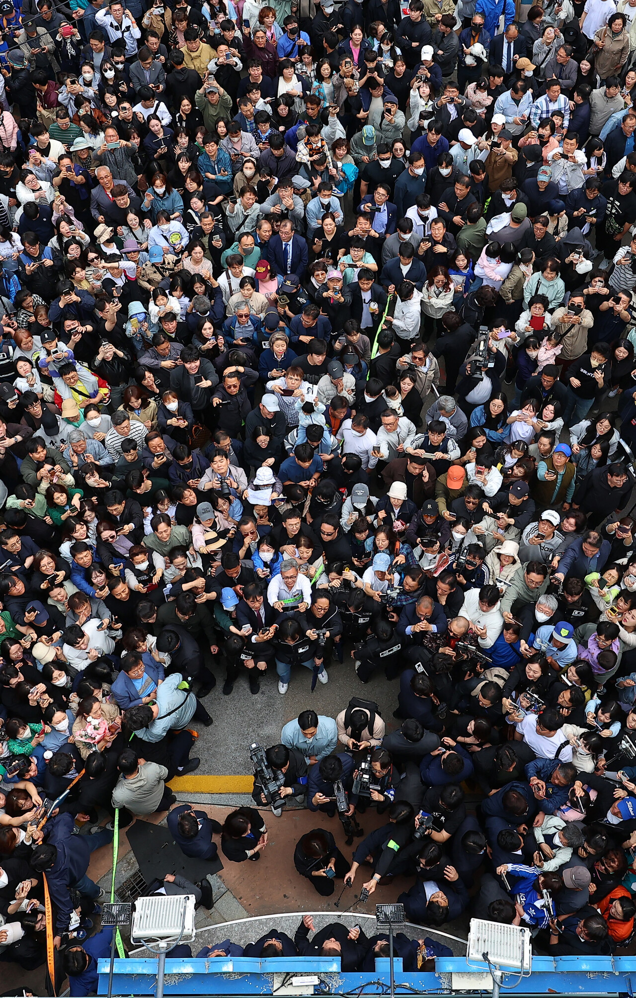민심을 청취하는 '경청 투어'에 나선 이재명 더불어민주당 대선후보가 10일 경남 진주시 대안동 차없는 거리에서 즉흥 연설을 하는 가운데 이 후보 주위로 인파가 몰려있다. (공동취재)/뉴시스