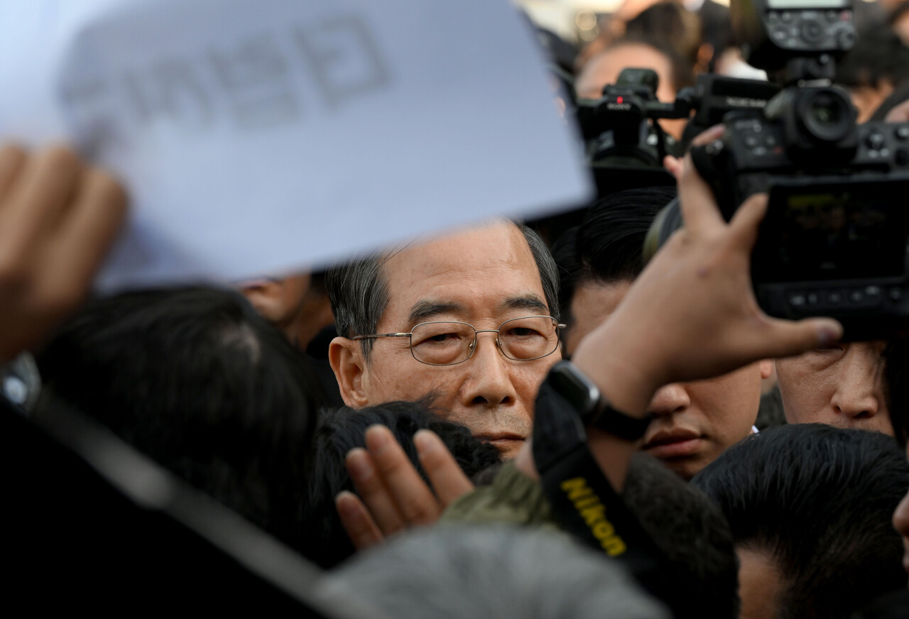 대통령 선거 출마를 선언한 한덕수 전 국무총리가 2일 오후 광주 북구 국립5·18민주묘지 참배를 위해 들어서고 있으나 시민 사회 단체에 가로막혀 앞으로 나아가지 못하고 있다. 2025.05.02./뉴시스