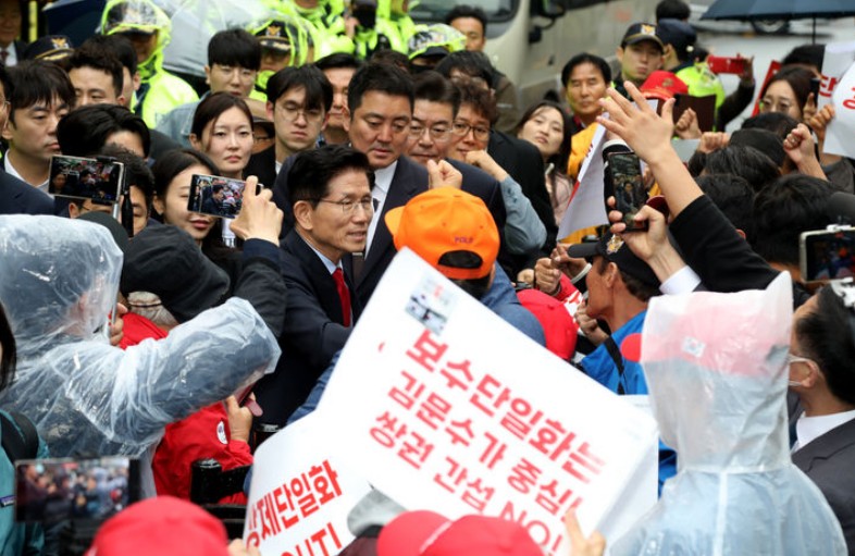 김문수 국민의힘 대선후보가 10일 오전 서울 여의도 국민의힘 중앙당사 대통령후보실에서 캠프 관계자들과 대책회의를 마치고 나와 지지자들과 인사를 하고 있다. (사진=김문수 캠프 제공)