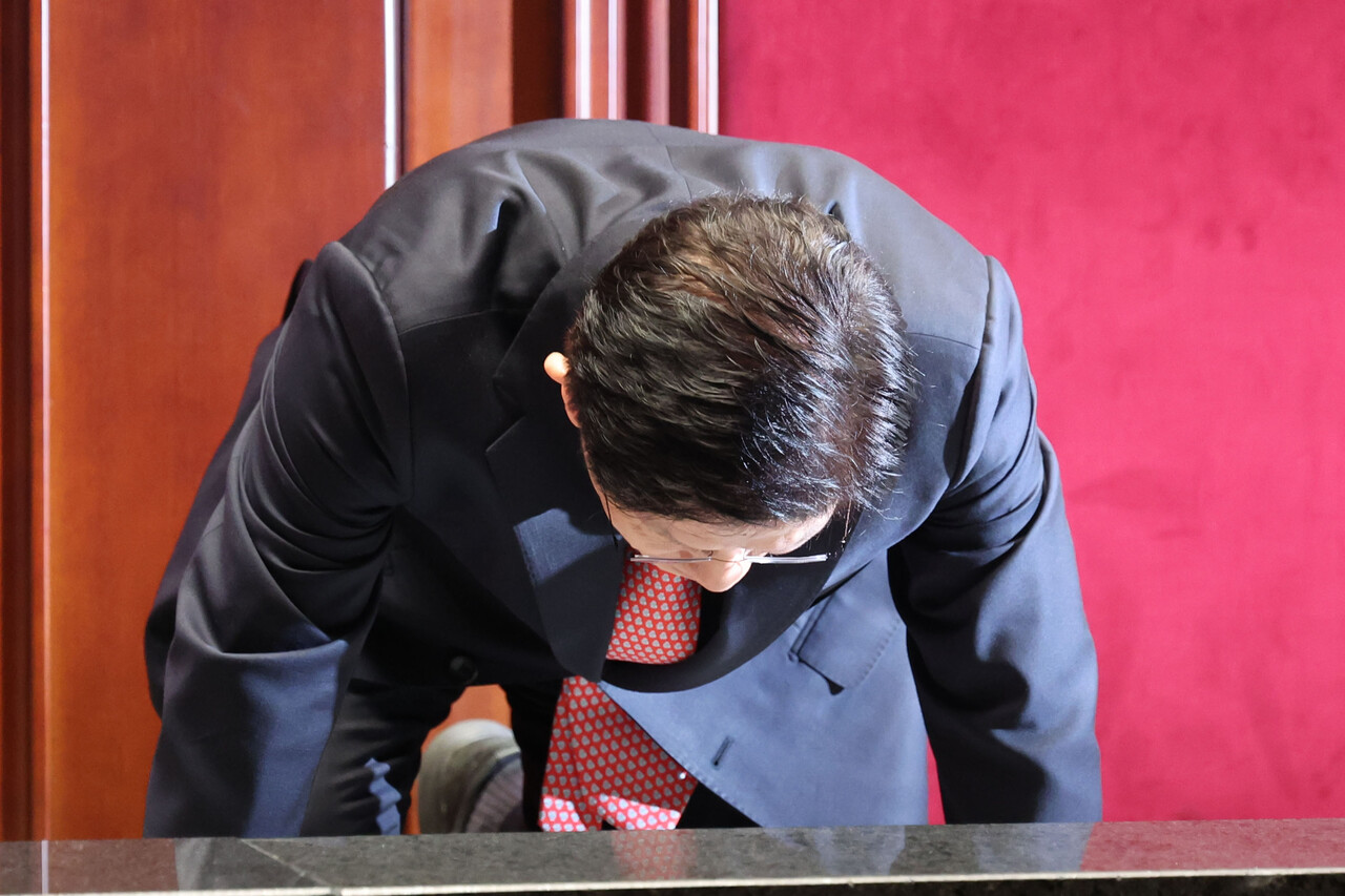 김문수 국민의힘 대선 후보가 11일 서울 여의도 국회에서 열린 의원총회에서 큰절을 올리고 있다. 2025.05.11./뉴시스