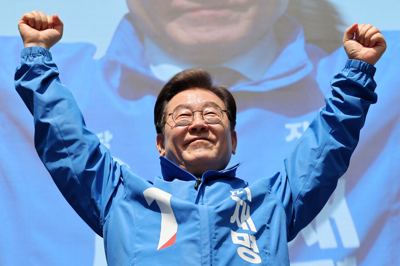 이재명 더불어민주당 대선후보가 제21대 대통령선거 공식 선거운동이 시작된 12일 오전 서울 종로구 광화문광장에서 열린 중앙선거대책위원회 출정식에서 두 손을 들어 시민들에게 인사하고 있다./사진=뉴시스