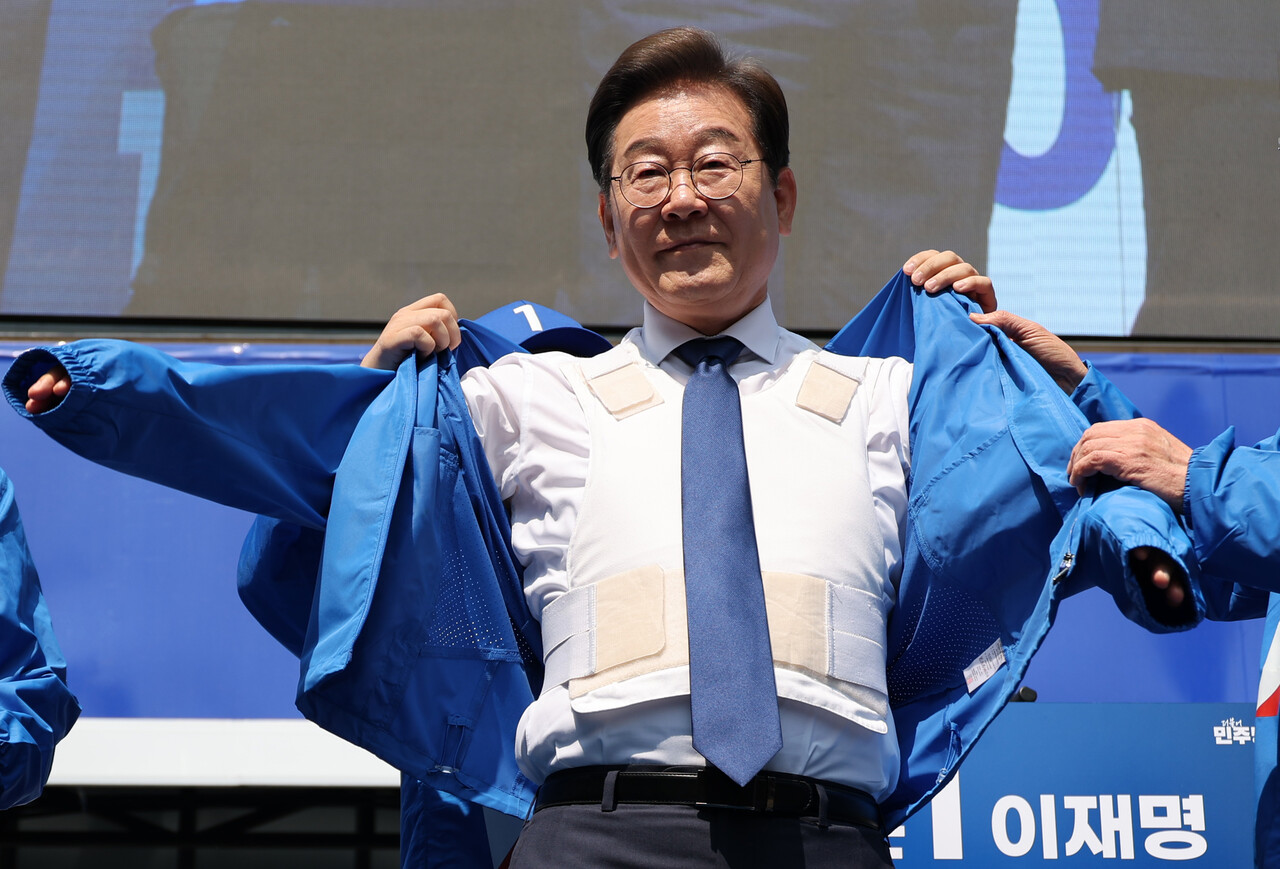 이재명 더불어민주당 대선후보가 제21대 대통령선거 공식 선거운동이 시작된 12일 오전 서울 종로구 광화문광장에서 열린 중앙선거대책위원회 출정식에서 방검복 위에 선거운동복을 입고 있다./사진=뉴시스