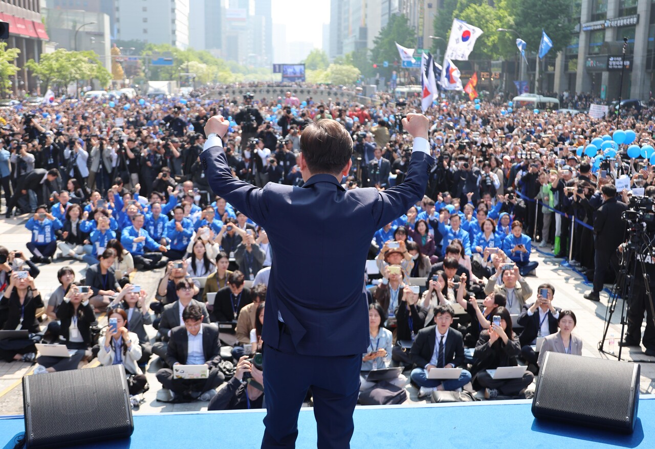이재명 더불어민주당 대통령 후보가 11일 오전 서울 청계광장에서 '빛의 혁명' 광화문 유세 시작을 알리며 두 팔을 번쩍 들고 있다. /사진=뉴시스