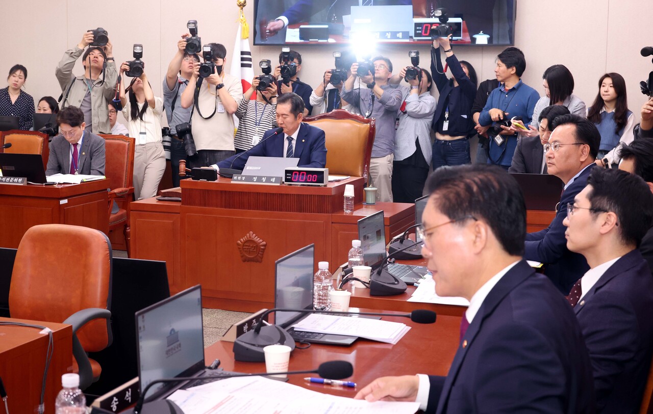 정청래 국회 법사위원장이 14일 오전 서울 여의도 국회에서 열린 법제사법위원회 전체회의에서 의사봉을 두드리고 있다. 입 의혹 진상규명 청문회에서 의원의 질의에 답변하고 있다./사진=뉴시스