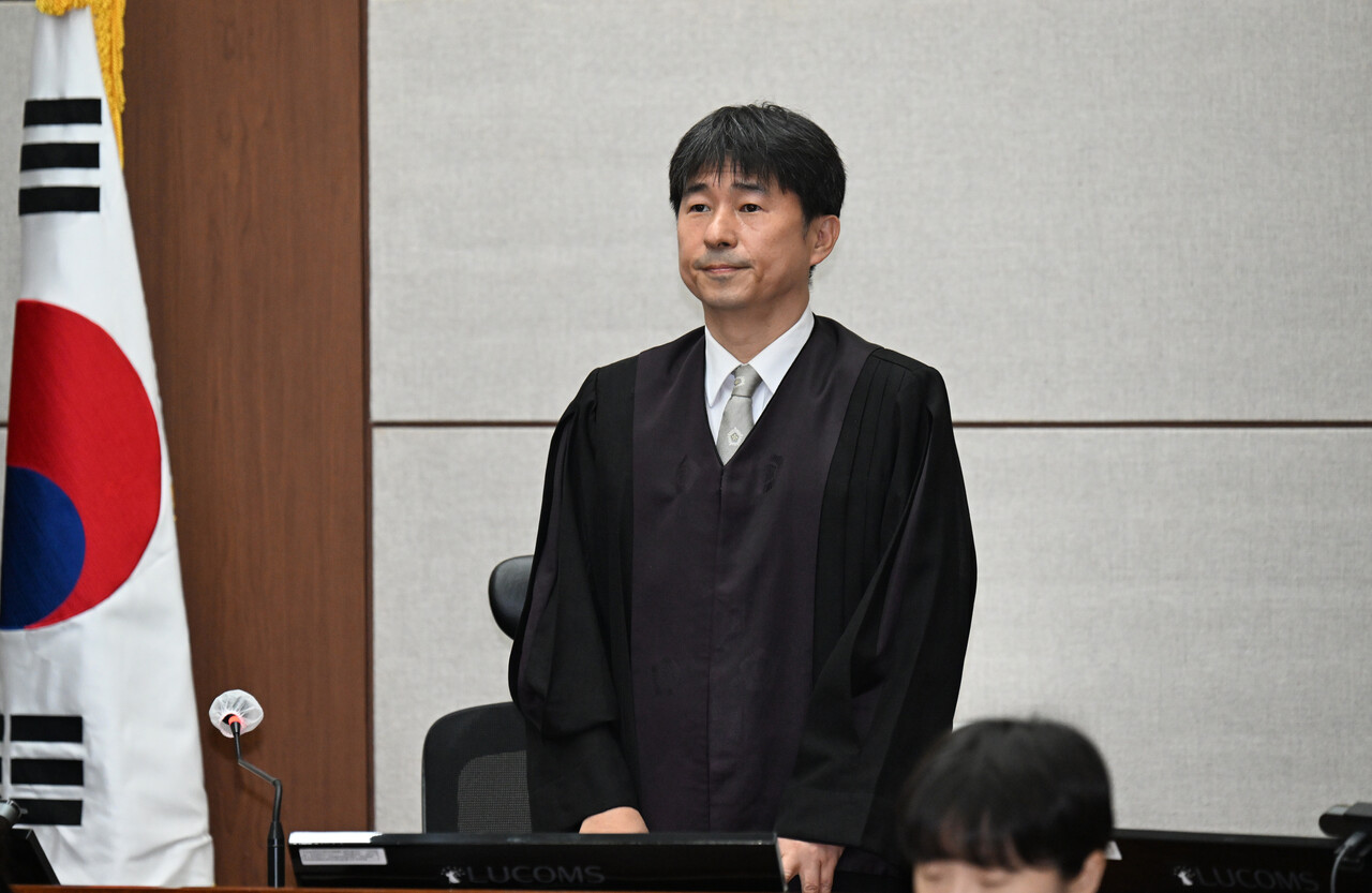 지귀연 부장판사가 4월 21일 서울 서초동 서울중앙지법에서 열린 내란 우두머리 혐의 형사재판 2번째 공판에서 인사하고 있다. / 사진=뉴시스