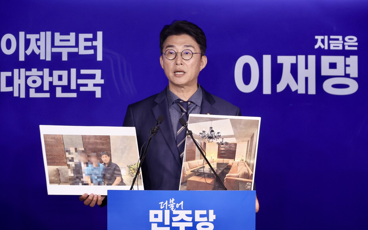 노종면 더불어민주당 선거대책위원회 대변인이 19일 오후 서울 여의도 중앙당사에서 ‘지귀연 판사 룸살롱 접대 의혹’ 관련 사진을 공개하고 있다./사진=뉴시스