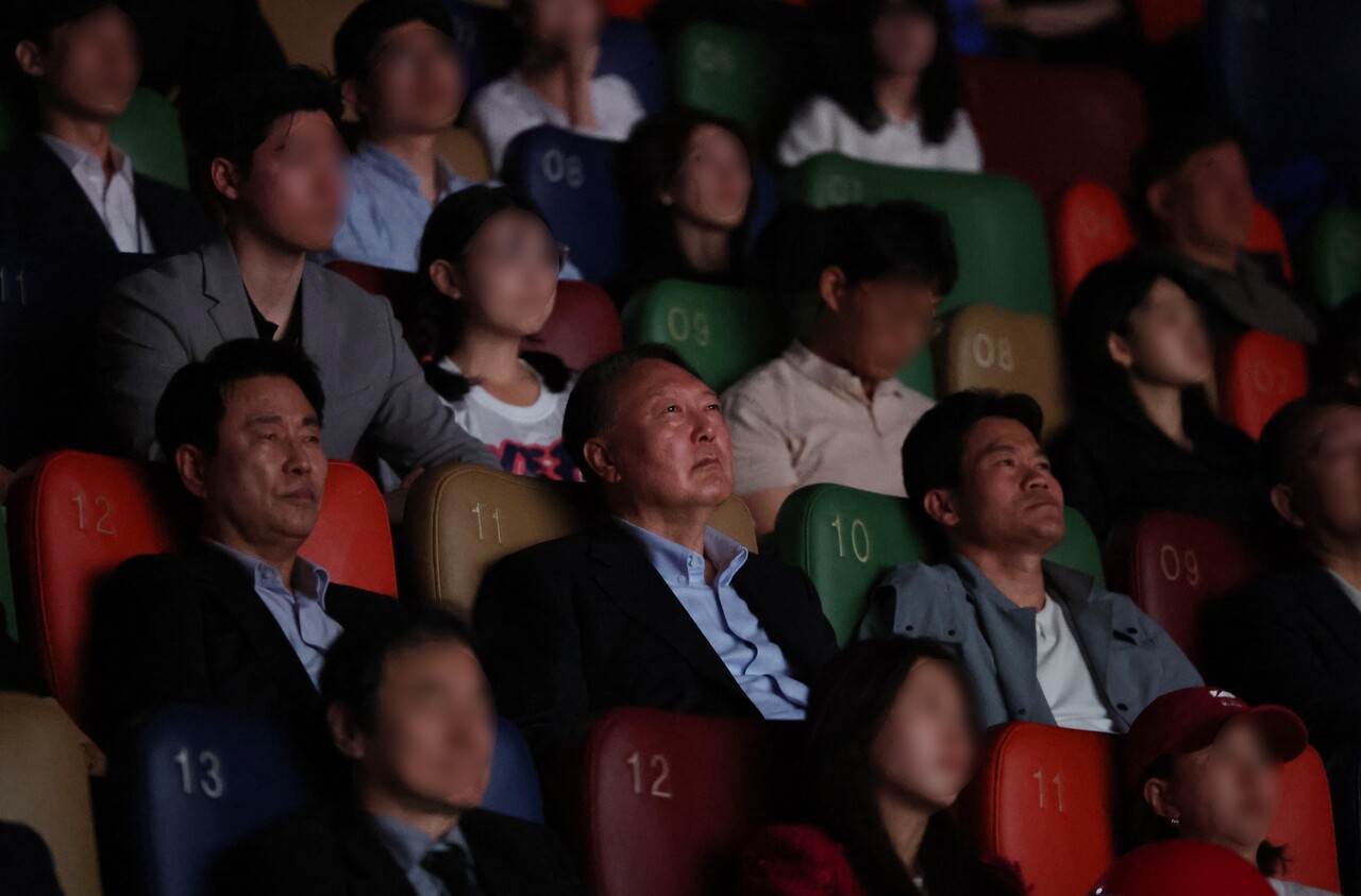  윤석열 전 대통령이 21일 오전 서울 중구 메가박스 동대문점에서 다큐멘터리 영화 '부정선거, 신의 작품인가'를 관람하고 있다. 왼쪽부터 이영돈 PD, 윤 전 대통령, 전직 한국사 강사 전한길 씨./사진=뉴시스