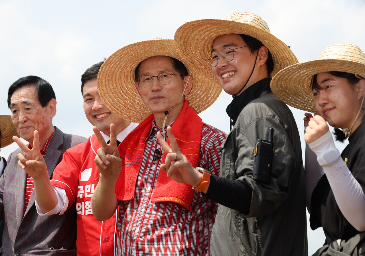 김문수 국민의힘 대선 후보가 21일 경기 고양시의 한 농가를 방문, 청년 농업인과 함께 이앙기를 이용해 모를 심기 전 기념촬영하고 있다./사진=뉴시스