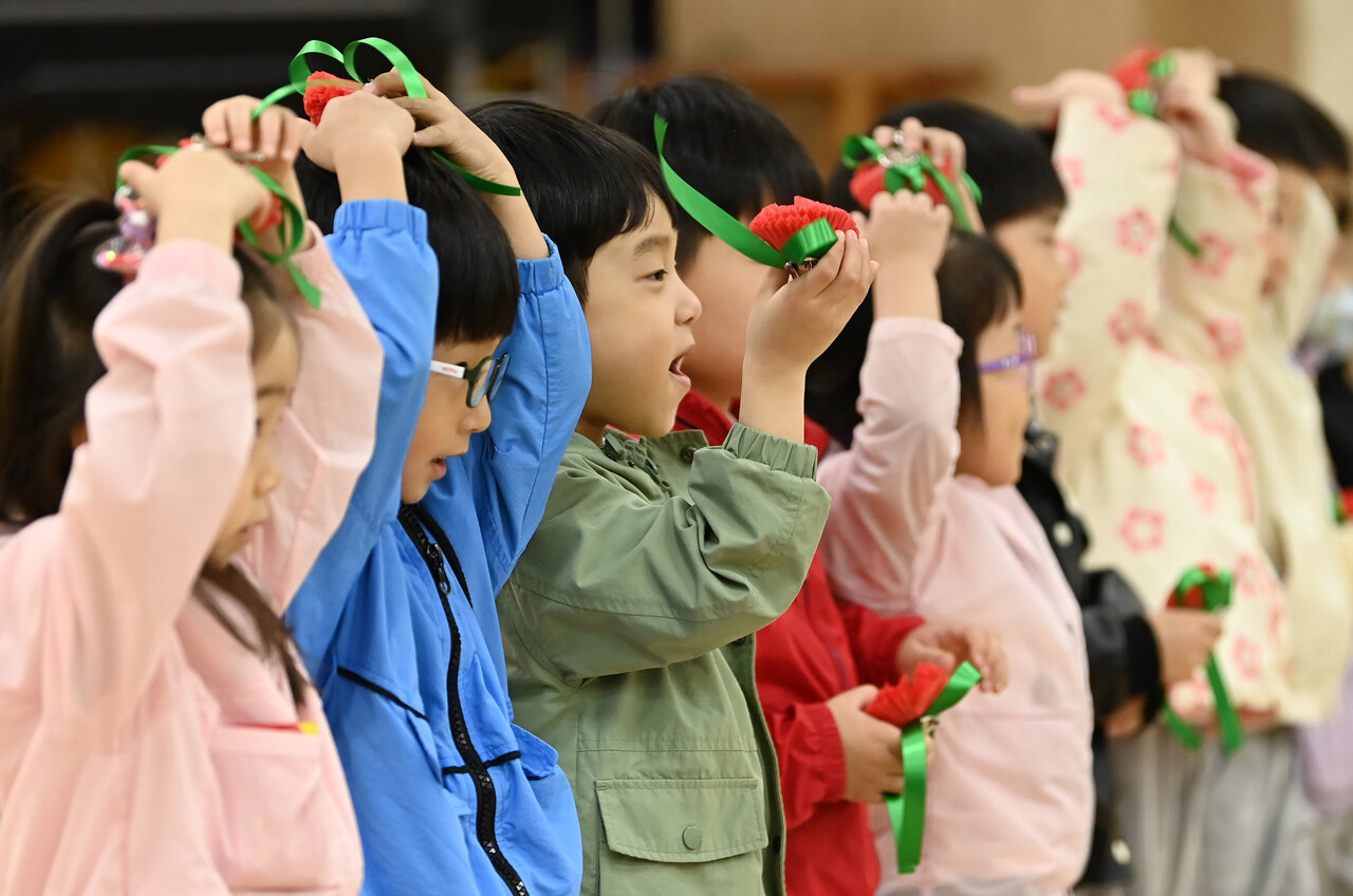 어버이날을 하루 앞둔 5월 7일 경기 수원시 팔달노인복지관을 찾은 어린이들이 카네이션을 전달하기 앞서 어르신들에게 인사하고 있다 / 사진=뉴시스