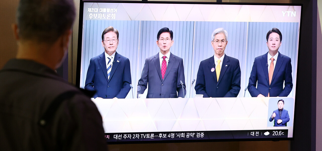 중앙선거방송토론위원회 주관 제21대 대통령선거 2차 후보자 토론회가 열린 23일 서울역 대합실에서 시민이 토론회를 시청하고 있다. 2025.05.23./뉴시스