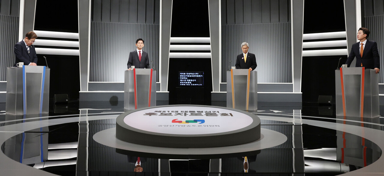 국회사진기자단 = 23일 서울 영등포구 KBS본관 스튜디오에서 열린 중앙선거방송토론위원회 주관 제21대 대통령선거 2차 후보자 토론회 시작에 앞서 각 정당 대선후보들이 토론 준비를 하고 있다. 왼쪽부터 이재명 더불어민주당, 김문수 국민의힘, 권영국 민주노동당, 이준석 개혁신당 대선후보. 2025.05.23./뉴시스