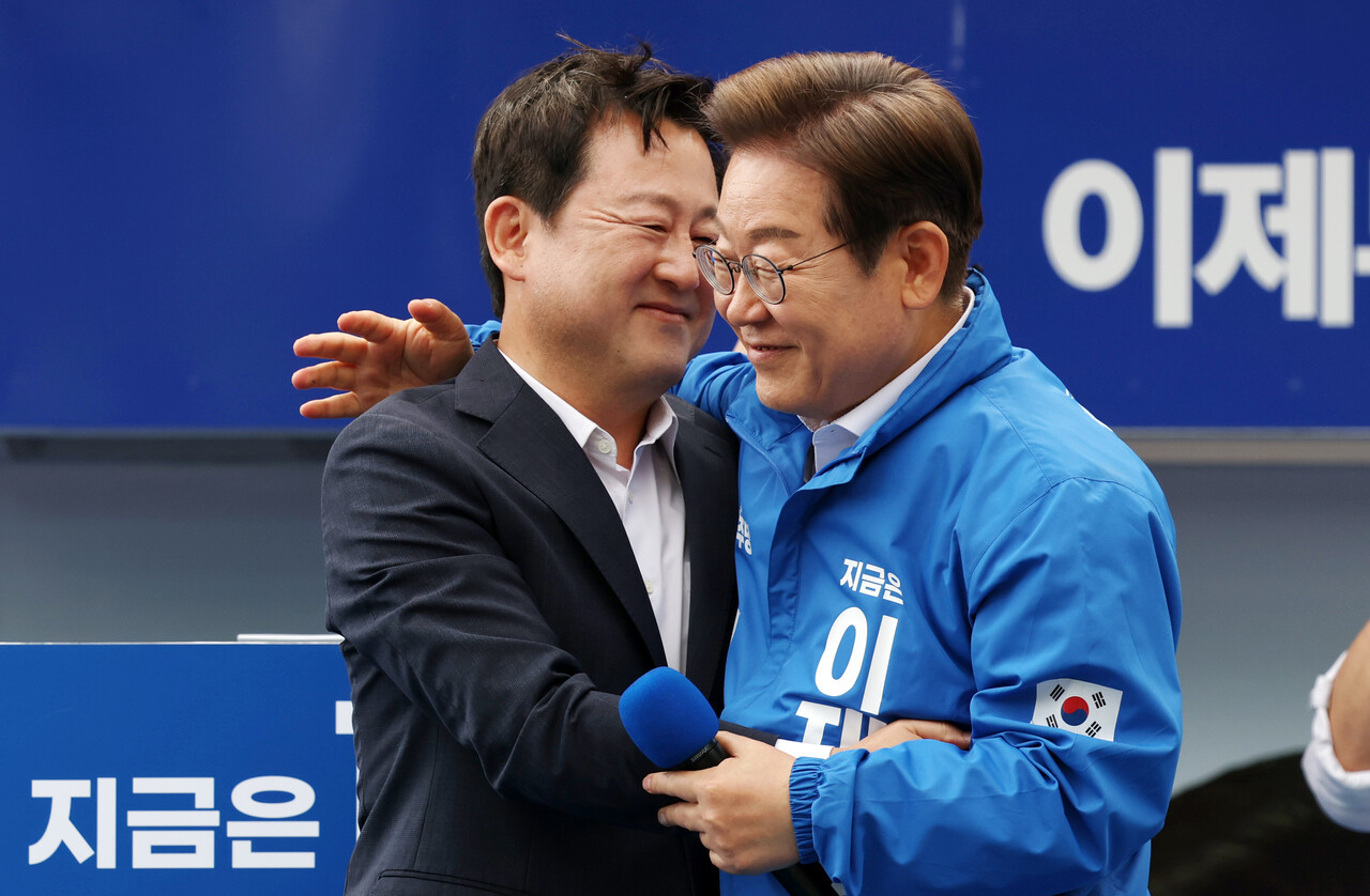 이재명 더불어민주당 대선후보가 17일 광주 서구 김대중컨벤션센터 광장에서 열린 집중유세에서 국민의힘 탈당 후 개혁신당 정책위의장을 맡았던 김용남 전 의원과 포옹하고 있다. 2025.05.17./뉴시스