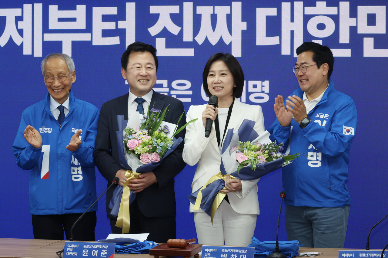 김용남(왼쪽 두 번째부터) 전 의원과 허은아 전 개혁신당 대표가 26일 오전 서울 여의도 더불어민주당 중앙당사에서 열린 입당 환영식에서 인사말을 하고 있다. 왼쪽부터 윤여준 상임총괄선대위원장, 김용남 전 의원, 허은아 전 대표, 박찬대 상임총괄선대위원장. 2025.05.26./뉴시스