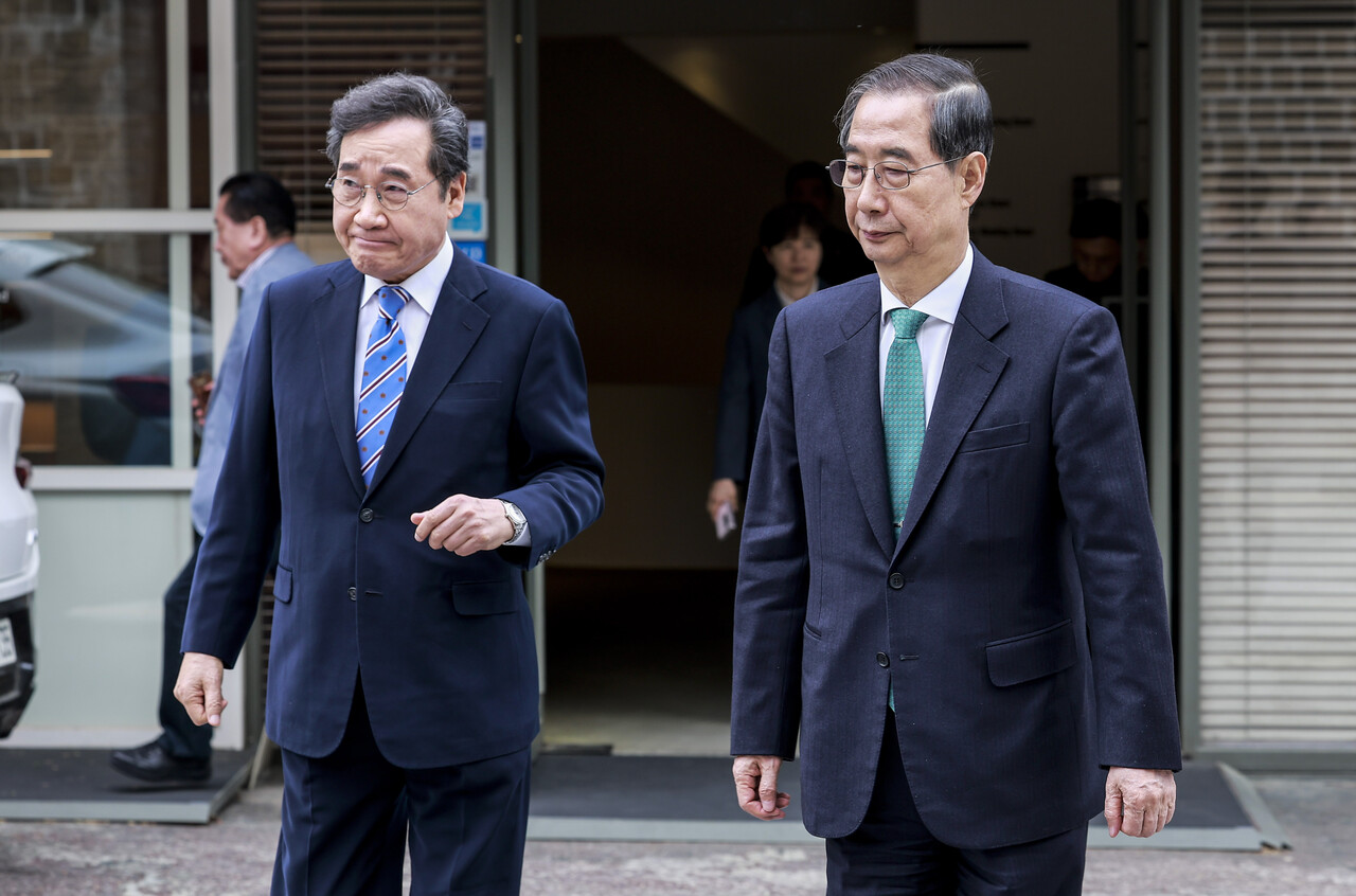 한덕수 무소속 대통령 선거 예비 후보와 이낙연 새미래민주당 상임고문이 6일 서울 중구 달개비 컨퍼런스하우스에서 오찬회동 마친 뒤 식당을 나서고 있다.2025.05.06./뉴시스