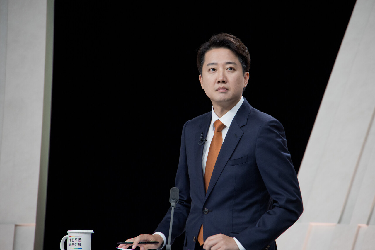 이준석 개혁신당 대선후보가 27일 오후 서울 마포구 상암동 MBC 스튜디오에서 열린 중앙선거방송토론위원회 주관 제21대 대통령선거 3차 후보자토론회 준비를 하고 있다. / 사진=뉴시스