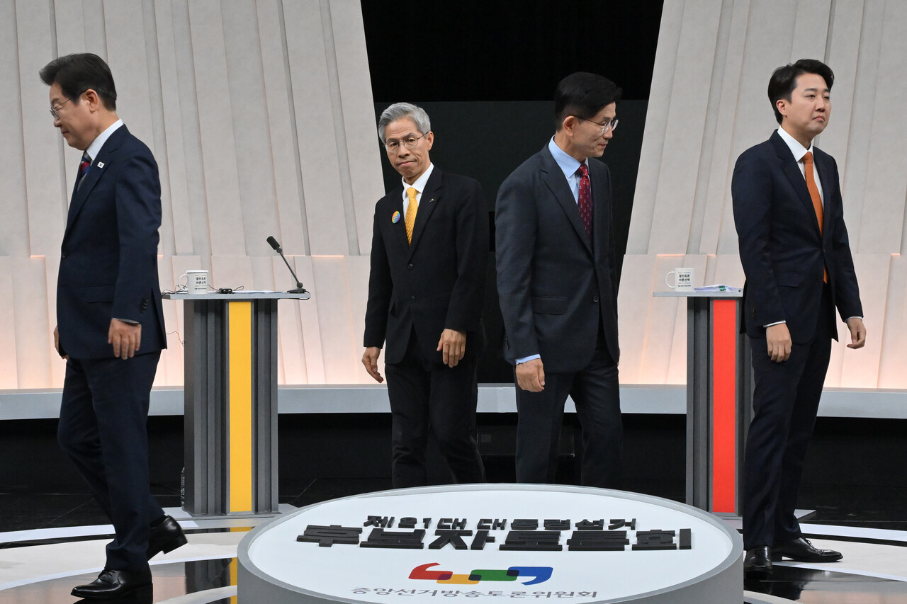 27일 오후 서울 마포구 상암동 MBC 스튜디오에서 열린 중앙선거방송토론위원회 주관 제21대 대통령선거 3차 후보자토론회 시작에 앞서 각 정당 대선후보들이 기념촬영을 마친 뒤 자리로 돌아가고 있다. / 사진=뉴시스