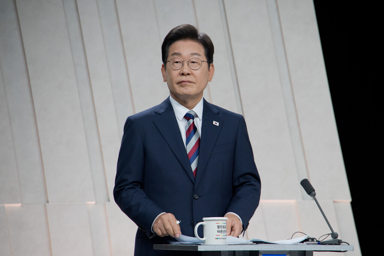  이재명 더불어민주당 대선후보가 27일 오후 서울 마포구 상암동 MBC 스튜디오에서 열린 중앙선거방송토론위원회 주관 제21대 대통령선거 3차 후보자토론회 준비를 하고 있다./사진=뉴시스