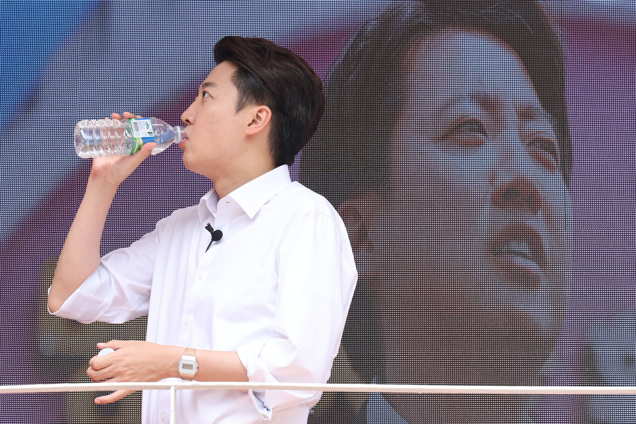 이준석 개혁신당 대선 후보가 28일 서울 여의도 여의도공원에서 유세 전 물을 마시고 있다. 2025.05.28./뉴시스