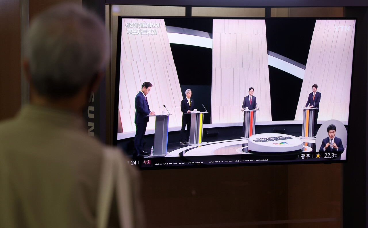 27일 오후 서울역 대합실에서 한 시민이 중앙선거방송토론위원회 주관 제21대 대통령선거 3차 후보자 토론회를 시청하고 있다. 2025.05.27./뉴시스