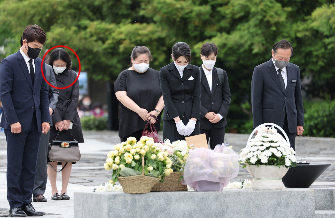 김건희 씨가 경남 김해 진영읍 봉하마을을 방문해 고 노무현 전 대통령 묘역에서 헌화 및 분향 후 묵념하고 있다. (붉은색 원안이 유경옥 씨) 2022.06.13./자료사진=뉴시스