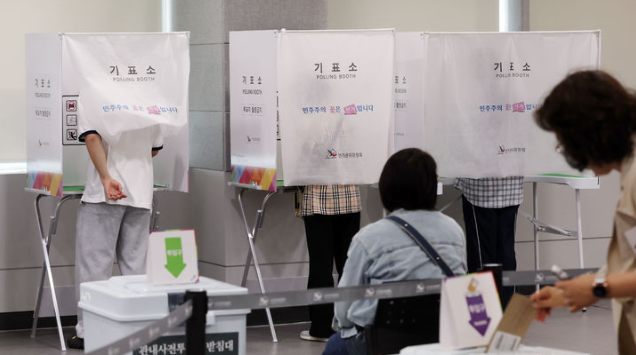 제21대 대통령선거 사전투표 기간인 30일 부산 연제구청에 마련된 사전투표소에서 시민들이 소중한 한 표를 행사하고 있다. /사진=뉴시스