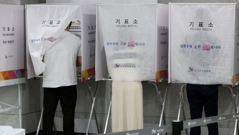 제21대 대통령선거 사전투표 기간인 30일  사전투표소에서 시민들이 소중한 한 표를 행사하고 있다. 2025.05.30./뉴시스