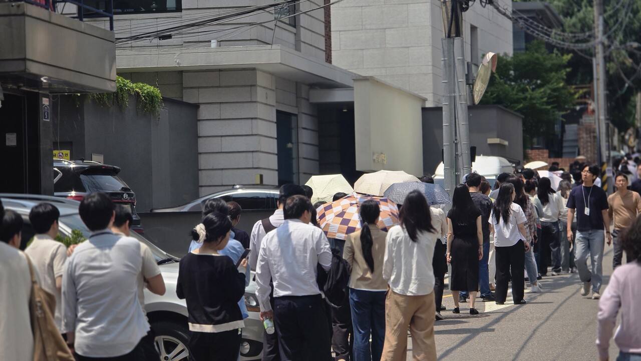 6·3 대선을 앞두고 시작된 사전투표 첫날인 29일, 서울 종로구 사직로에 위치한 사직동주민센터 앞에는 이른 점심시간부터 긴 줄이 이어졌다. 2025.05.29/사진=조은결 기자