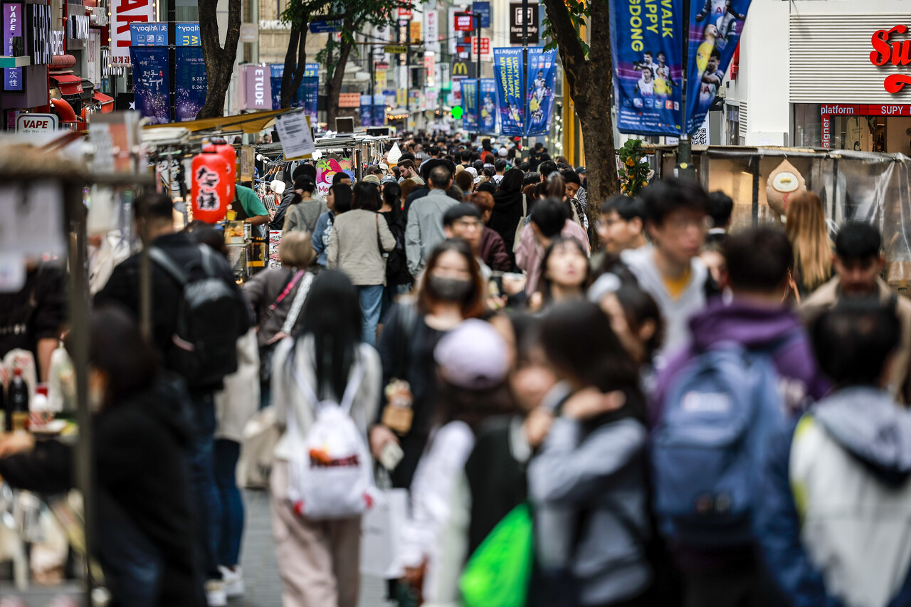 5월 6일 서울 중구 명동거리가 시민을 비롯한 관광객들로 붐비고 있다 / 사진=뉴시스
