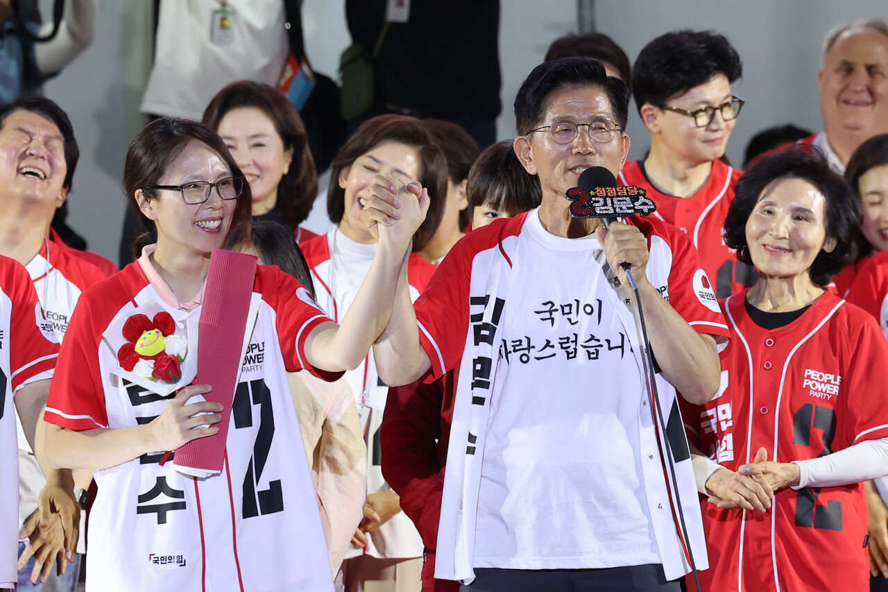 김문수 국민의힘 대선 후보가 2일 서울 중구 서울시청 광장에서 열린 파이널유세에서 딸을 소개하고 있다. / 사진=뉴시스
