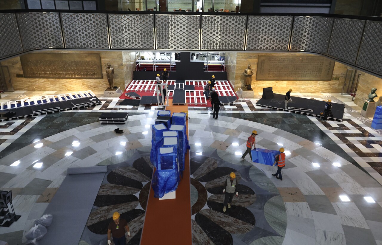 제21대 대통령 취임식을 하루 앞둔 3일 오전 서울 여의도 국회 로텐더홀에서 취임식준비 관계자들이 연단을 만들기 위해 분주하게 움직이고 있다. 2025.06.03. /뉴시스