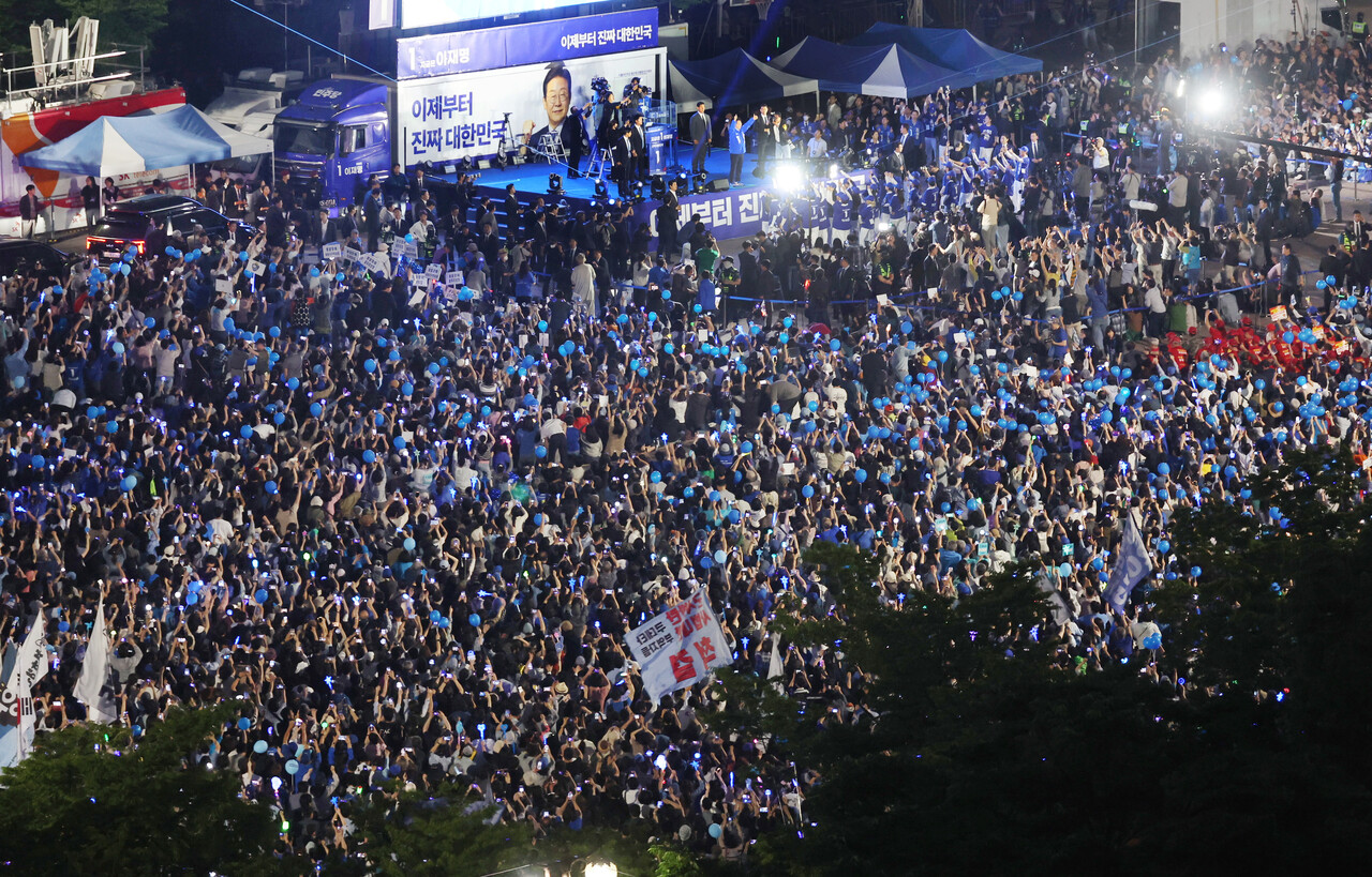 2일 오후 서울 영등포구 여의도공원 문화의마당에서 열린 이재명 더불어민주당 대선후보 집중유세에 이 후보 지지자 등 인파가 몰려 있다.(공동취재)/뉴시스