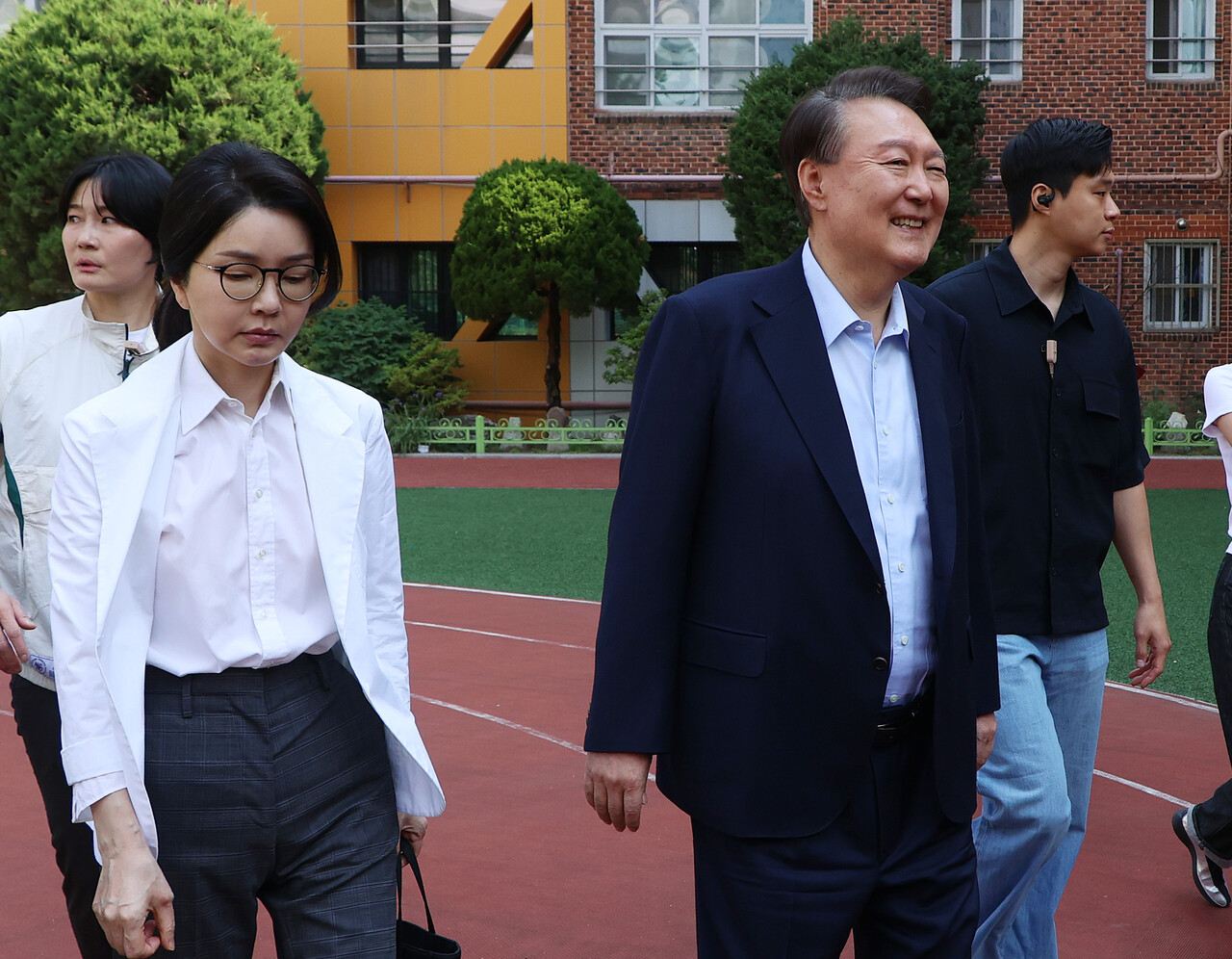 윤석열 씨 부부가 제21대 대통령선거일인 3일 오전 서울 서초구 원명초등학교에 마련된 서초4동 제3투표소에서 투표를 마친 후 투표소를 나서고 있다. (공동취재) 2025.06.03./뉴시스