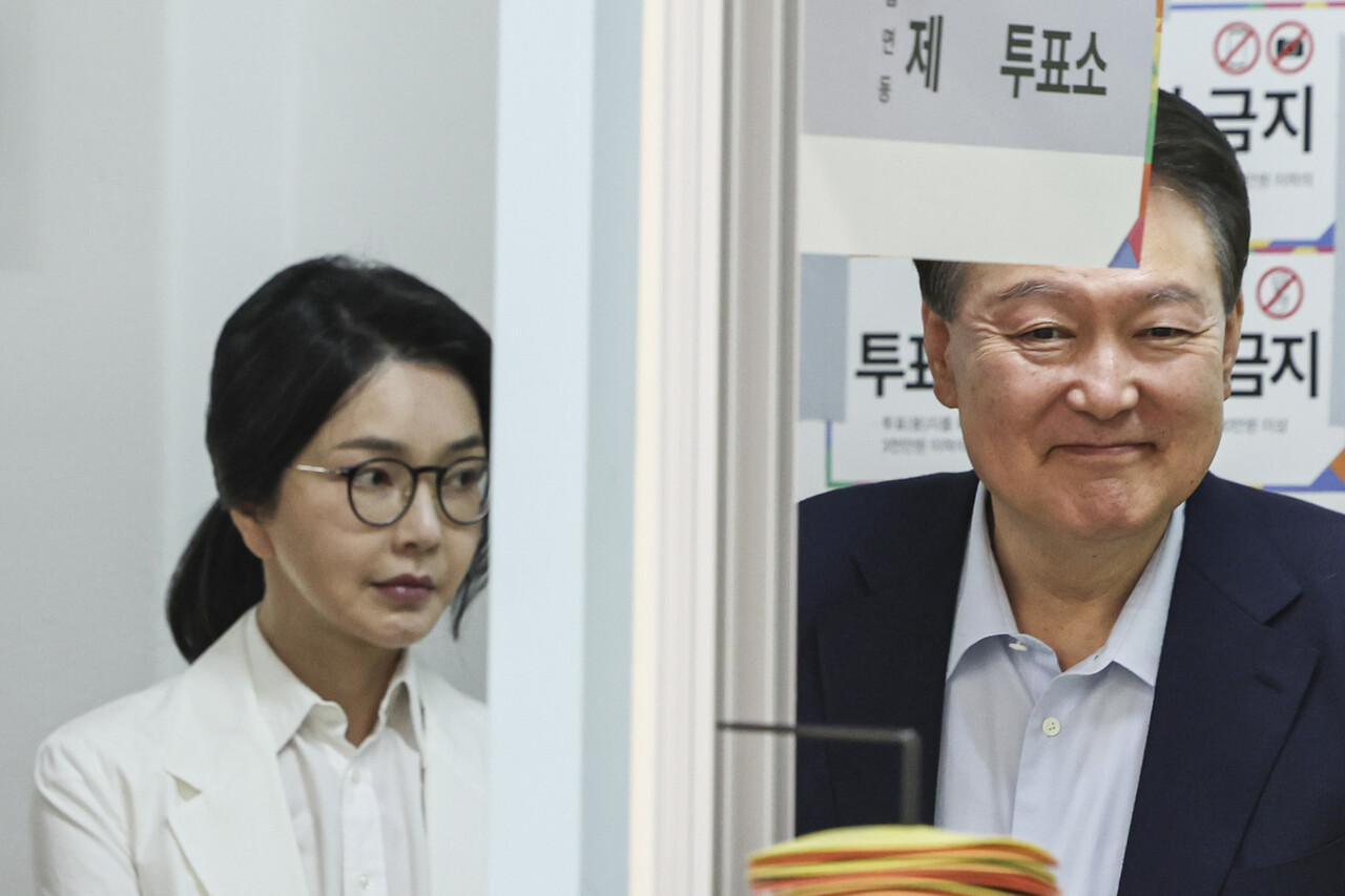 윤석열 전 대통령 내외가 제21대 대통령선거일인 3일 오전 서울 서초구 원명초등학교에 마련된 서초4동 제3투표소로 들어오고 있다. (공동취재)/뉴시스