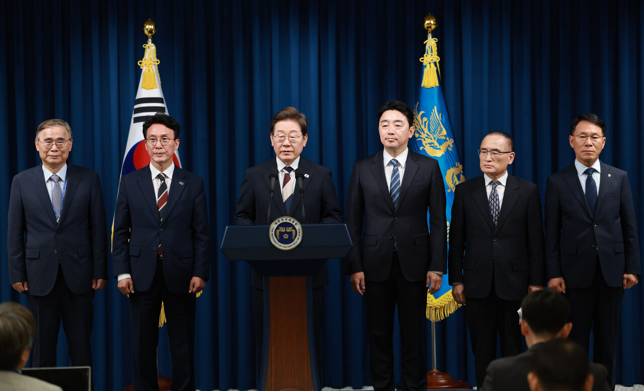 이재명 대통령이 4일 서울 용산 대통령실 청사에서 새 정부 첫 인사 발표를 하고 있다. 왼쪽부터 이종석 국정원장 후보자, 김민석 국무총리 후보자, 이 대통령, 강훈식 비서실장, 위성락 안보실장, 황인권 경호처장./사진=뉴시스