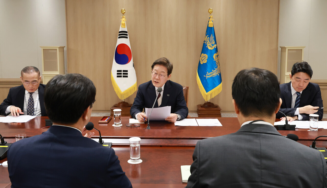 이재명 대통령이 4일 서울 용산 대통령실 청사에서 '비상경제점검 태스크포스(TF) 회의'를 주재하고 있다. (대통령실통신사진기자단) 2025.06.04./뉴시스