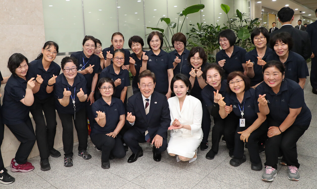 국회사진기자단 = 이재명 대통령과 김혜경 여사가 4일 오후 서울 여의도 국회에서 제21대 대통령 취임 선서식을 마치고 청소근로자 최성자씨 등과 기념촬영을 하고 있다. 2025.06.04. /뉴시스