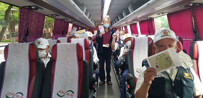 보훈엽서를 읽고 있는 호국영웅