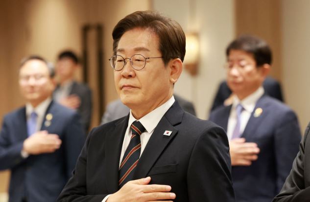 이재명 대통령이 9일 서울 용산구 대통령실 청사에서 열린 2차 비상경제점검 태스크포스(TF)회의에서 국기에 경례를 하고 있다. 2025.06.09./뉴시스