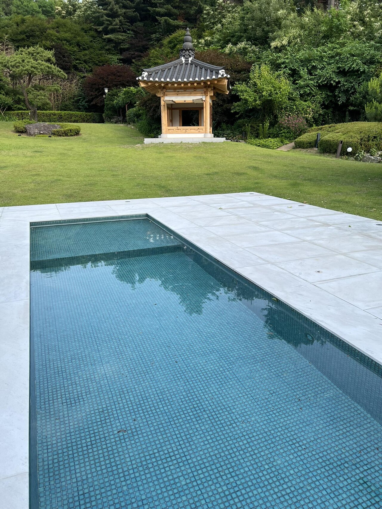 이재명 대통령이 민주당 의원들을 관저에 초대했는데 다녀온 박홍근(민주당 의원)이 페이스북에 남긴 사진이 화제다./박홍근 의원 페이스북 갈무리