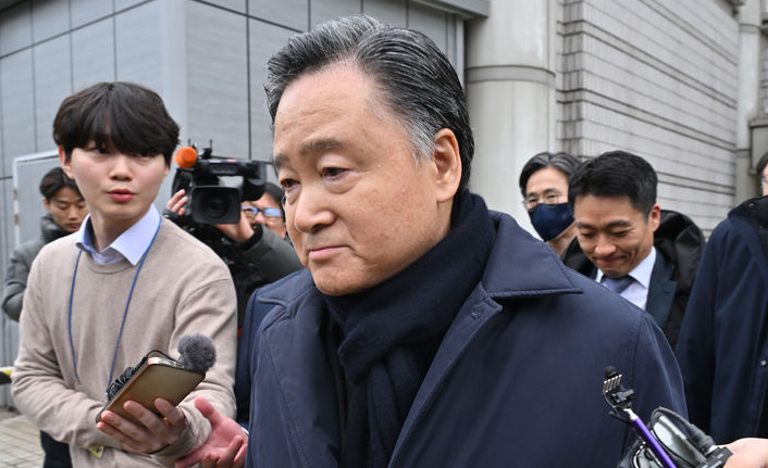 SPC 허영인 회장은 검찰의 4차례 출석 요구에 불응한 이후 체포된 상태다. 사진은 허 회장이 지난 2월2일 오전 서울 서초구 서울중앙지방법원에서 열린 1심 선고 공판에서 무죄를 선고받은 뒤 법정을 나서고 있는 모습.