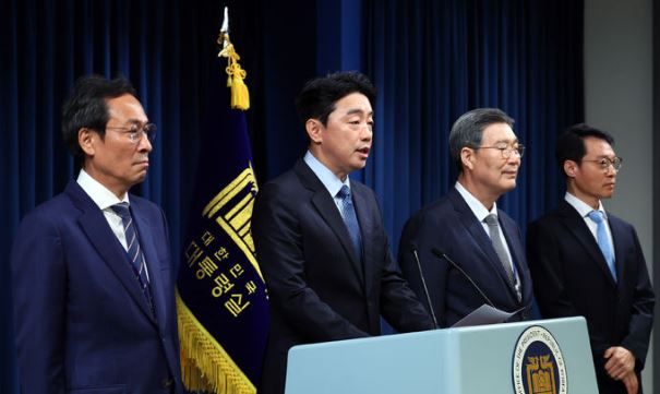 강훈식 비서실장이 8일 서울 용산구 대통령실 브리핑룸에서 이재명 대통령의 인선 관련 브리핑을 하고 있다. 왼쪽부터 우상호 정무수석, 강 비서실장, 오광수 민정수석, 이규연 홍보수석./뉴시스