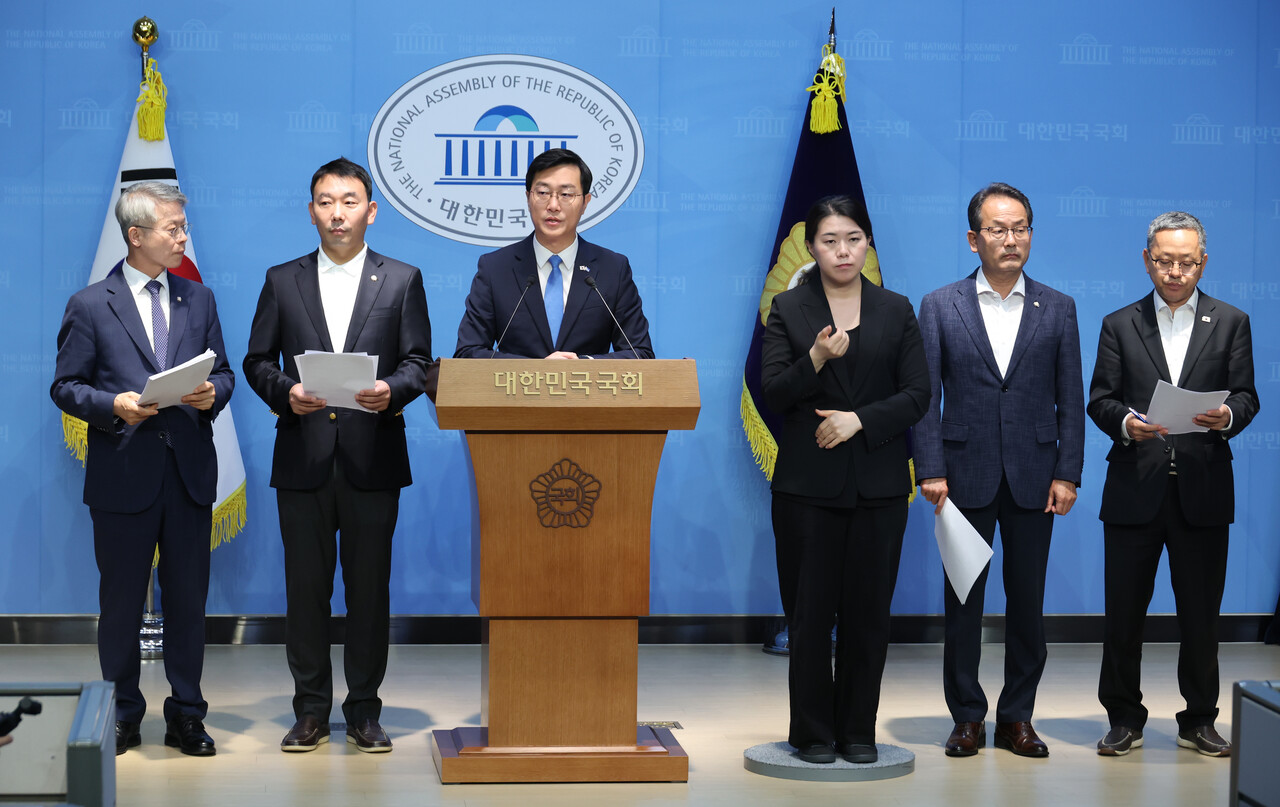 더불어민주당 장경태, 김용민 등 의원들이 11일 서울 여의도 국회 소통관에서 검찰 개혁 관련 기자회견을 하고 있다./사진=뉴시스