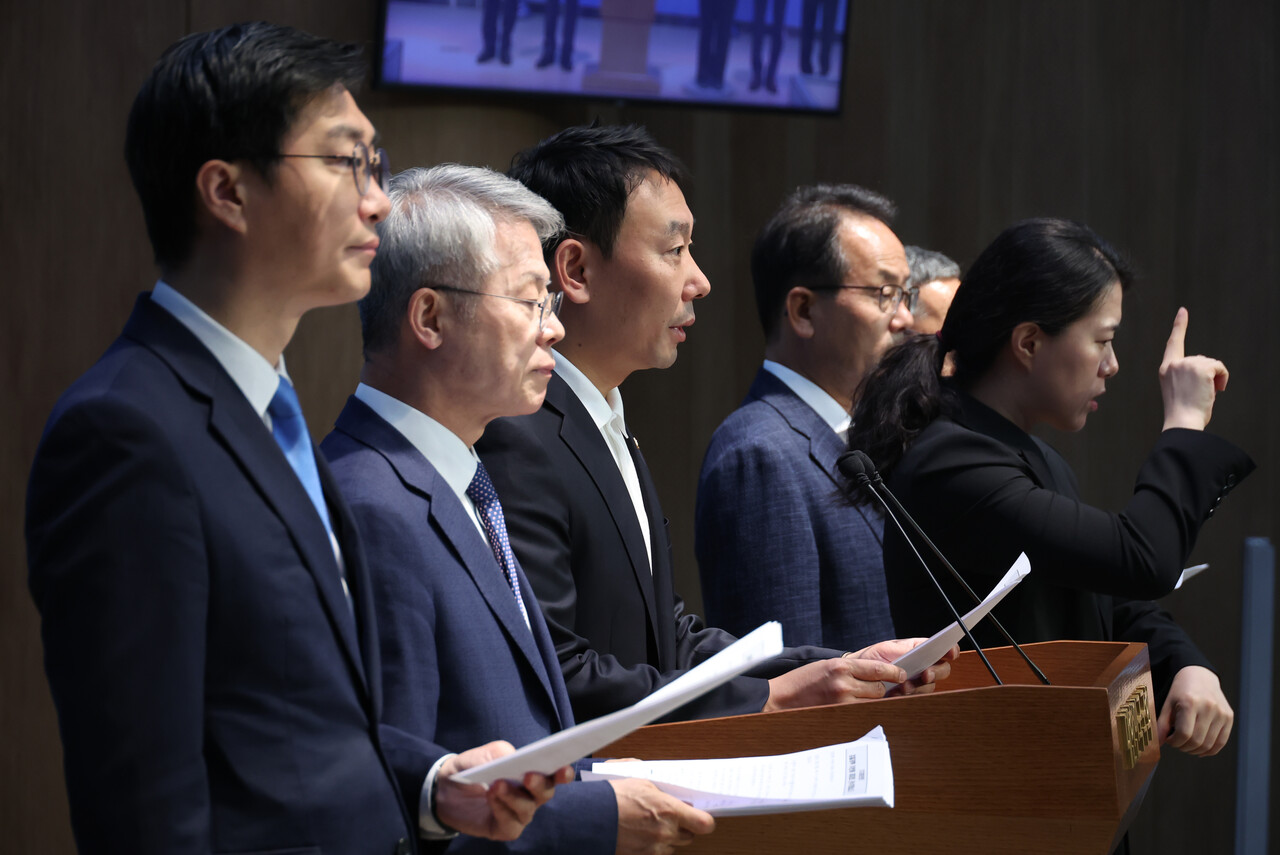 더불어민주당 장경태, 김용민 등 의원들이 11일 서울 여의도 국회 소통관에서 검찰 개혁 관련 기자회견을 하고 있다. /사진=뉴시스