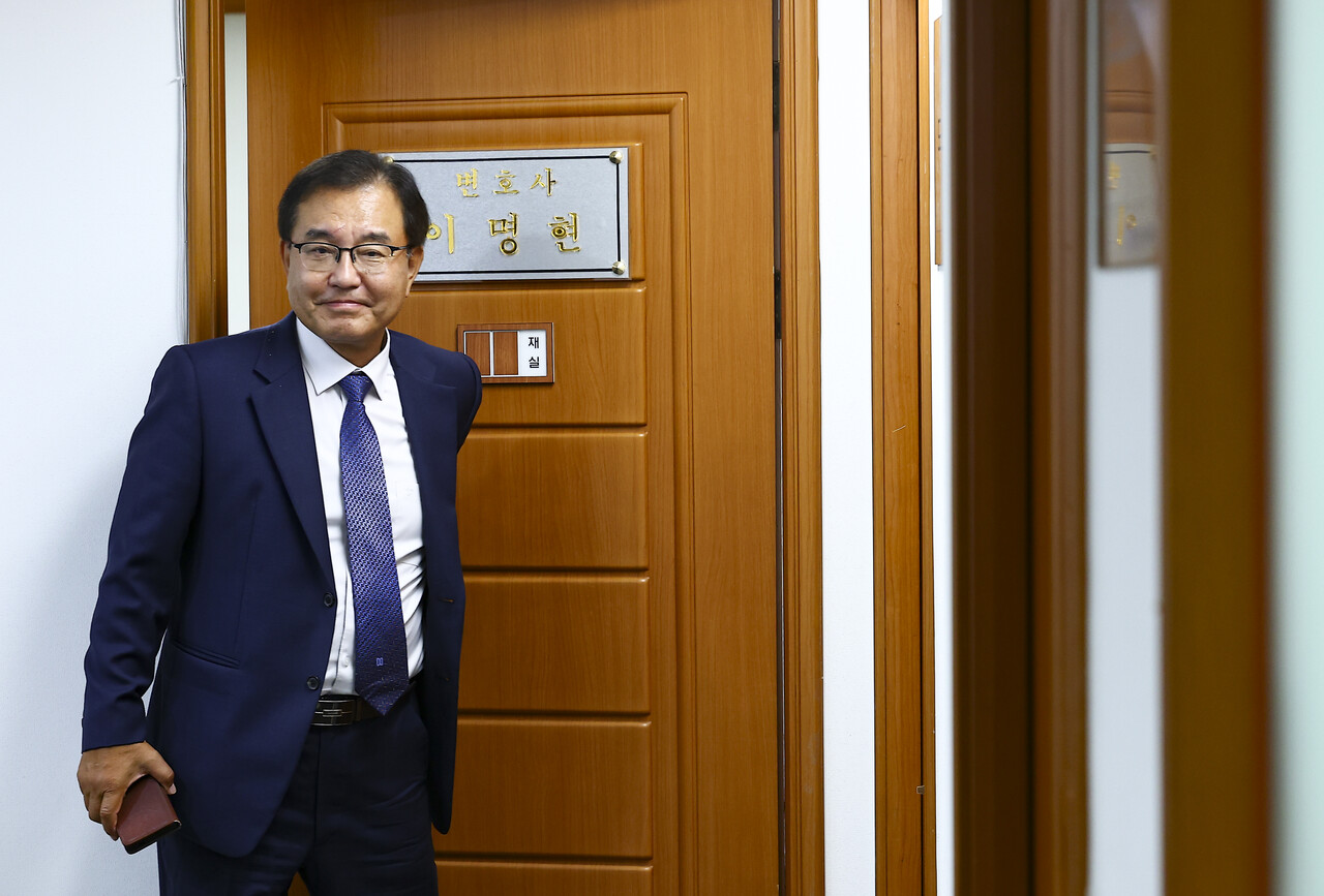 채 상병 특검 특별검사로 임명된 이명현 특별검사이 13일 서울 서초동 사무실을 나서고 있다./사진=뉴시스