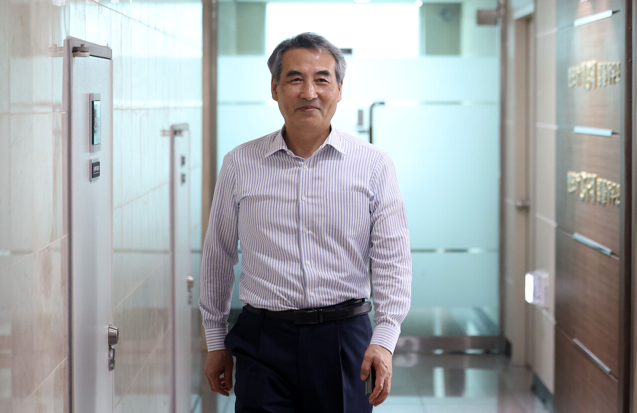 김건희 특검 특별검사에 지명된 민중기 변호사(전 서울중앙지방법원장)이 13일 서울 서초구 소재 법무법인 사무실로 들어서고 있다./사진=뉴시스