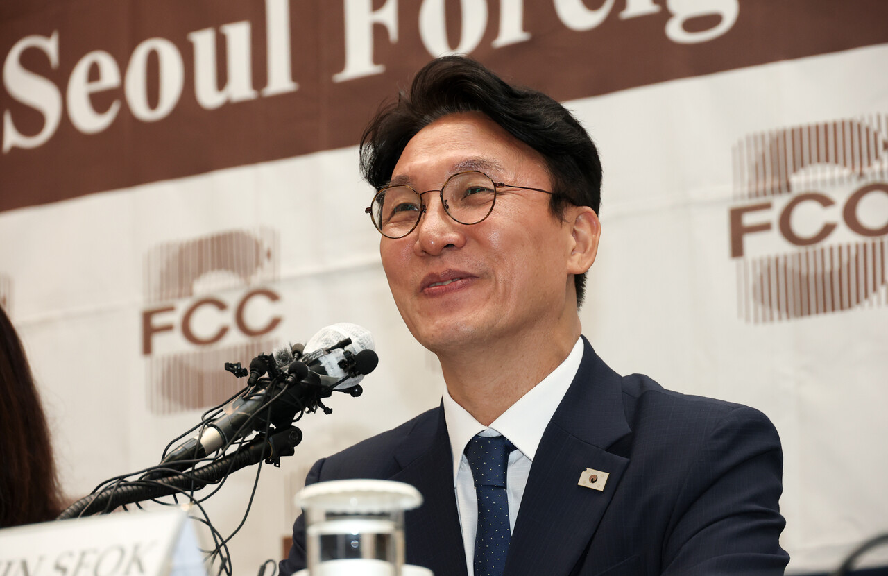 김민석 국무총리 후보자가 17일 서울 중구 한국프레스센터에서 열린 외신기자 간담회에 참석해 기자들의 질문을 듣고 있다. (공동취재) 2025.06.17./뉴시스