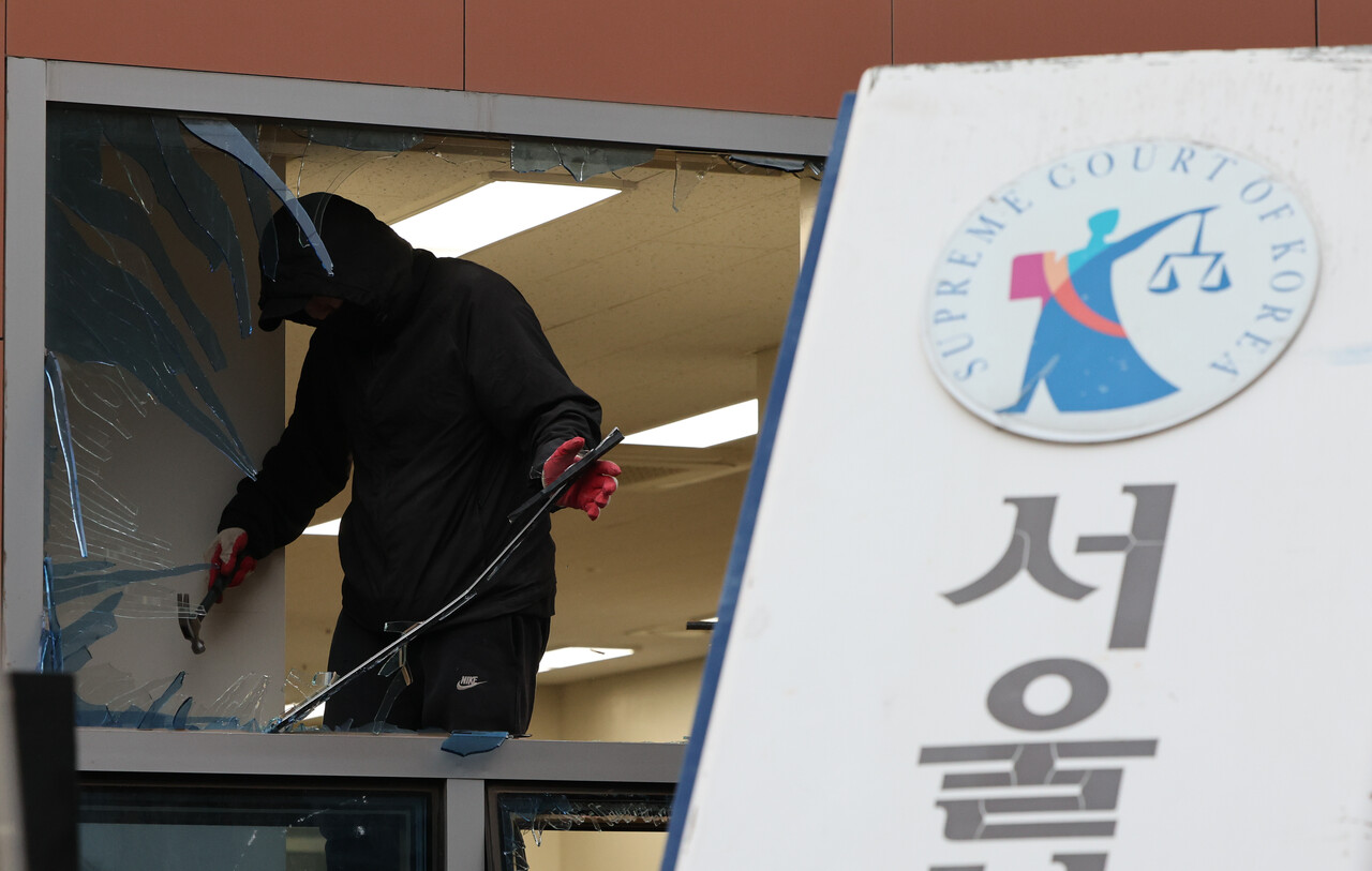1월 19일 오후 서울 마포구 서울서부지방법원에서 작업자들이 윤 지지자들의 난입으로 파손된 시설들을 청소하고 있다. / 사진=뉴시스