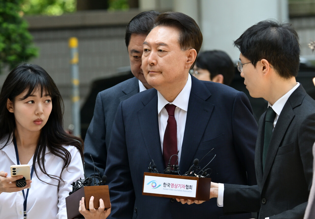 내란 우두머리 혐의로 재판에 넘겨진 윤석열 전 대통령이 12일 오전 서울 서초구 서울중앙지법에서 열린 세 번째 공판에 출석하고 있다 / 사진=뉴시스