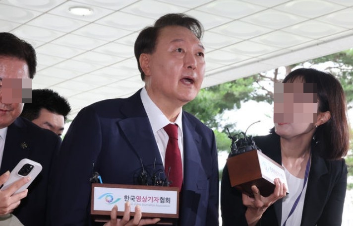 윤석열이 28일 오전 대면 조사를 받기 위해 서울 서초구 서울고검에 마련된 내란특검 사무실로 출석하고 있다. (공동취재) 2025.06.28./뉴시스